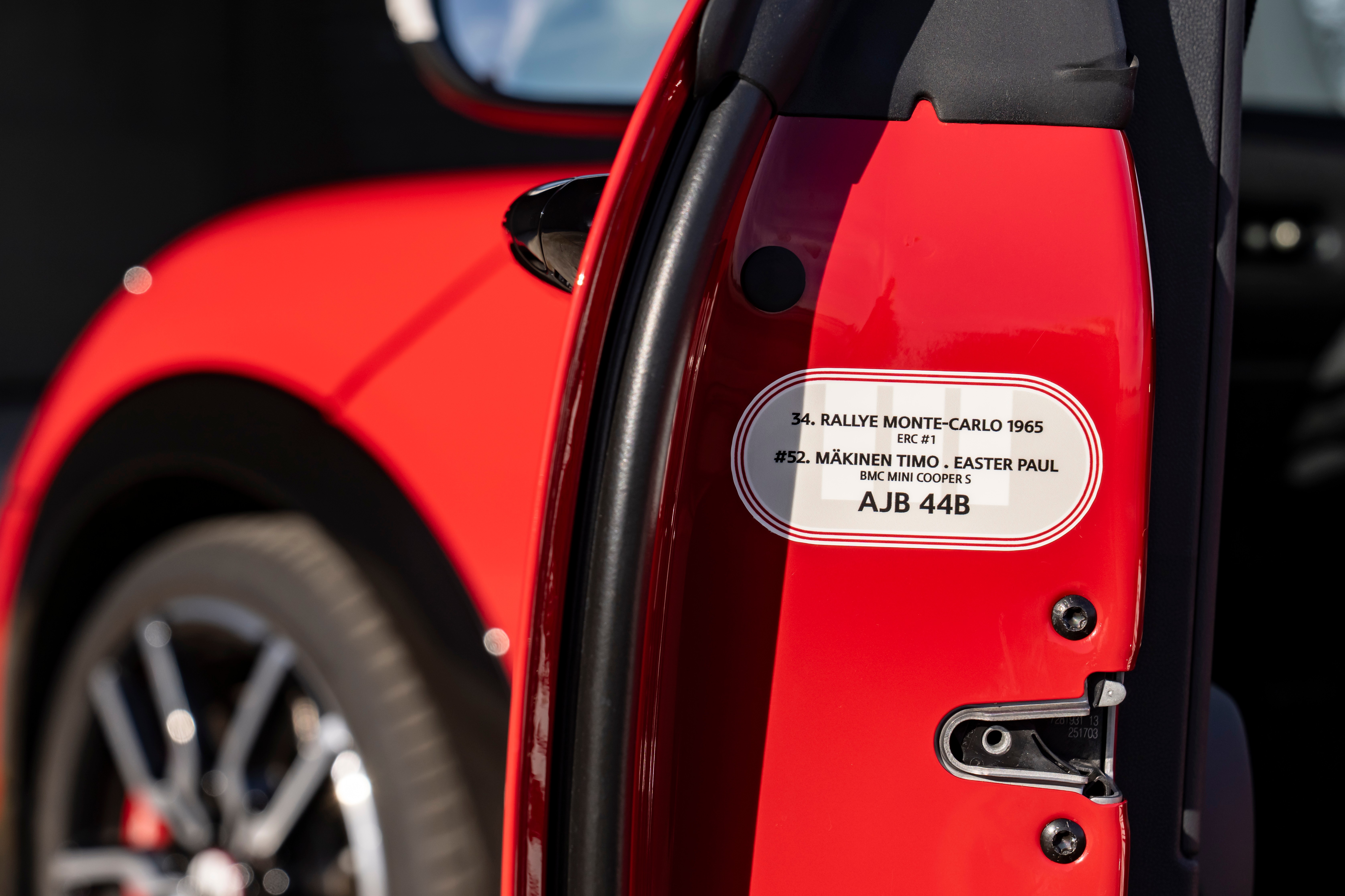 Dedicatória especial no interior da porta do MINI Victory Edition com os acontecimentos do rali da época